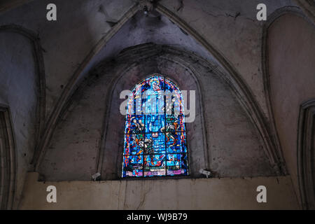 Interior shot della vetrata con paracadutisti e la vergine Maria Foto Stock