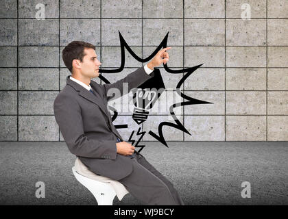 Immagine composita di imprenditore seduto e puntare il dito Foto Stock