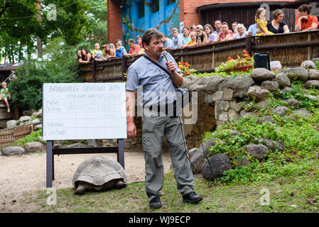 RIGA, Lettonia. Il 29 agosto 2019. Ingmars Lidaka, ex politicante, Riga Zoo direttore, durante il XIX annuale di Galápagos tartarughe evento di pesatura a Riga Zoo. Credito: Gints Ivuskans/Alamy Live News Foto Stock