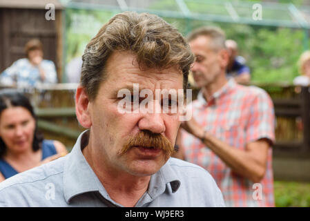 RIGA, Lettonia. Il 29 agosto 2019. Ingmars Lidaka, ex politicante, Riga Zoo direttore, durante il XIX annuale di Galápagos tartarughe evento di pesatura a Riga Zoo. Credito: Gints Ivuskans/Alamy Live News Foto Stock