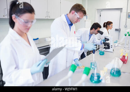 Occupato un gruppo di ricercatori di effettuare esperimenti in laboratorio Foto Stock