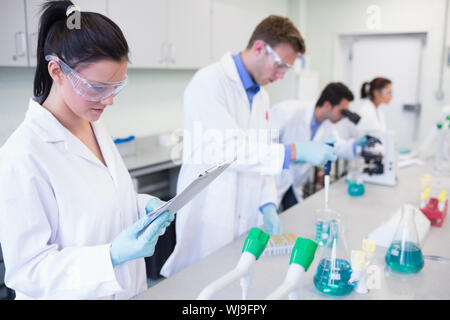 Occupato un gruppo di ricercatori di effettuare esperimenti in laboratorio Foto Stock