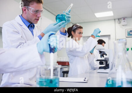 Occupato un gruppo di ricercatori di effettuare esperimenti in laboratorio Foto Stock