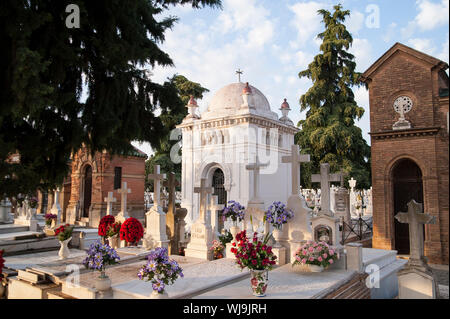 Spagna, Siviglia: il 1 di novembre è giorno di Tutti i Santi. La gente visita cemetaries e deporre fiori come qui a San Jeronimo cimitero. Foto Stock