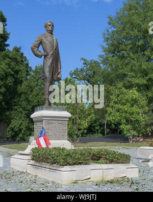 Statua a grandezza naturale segna la tomba del presidente confederato Jefferson Davis al Davis cerchio nel cimitero di Hollywood a Richmond, Virginia Foto Stock