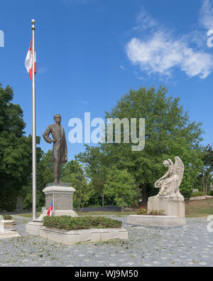 Statua a grandezza naturale segna la tomba del presidente confederato Jefferson Davis al Davis cerchio nel cimitero di Hollywood a Richmond, Virginia Foto Stock