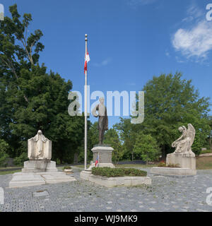 Statua a grandezza naturale segna la tomba del presidente confederato Jefferson Davis al Davis cerchio nel cimitero di Hollywood a Richmond, Virginia Foto Stock