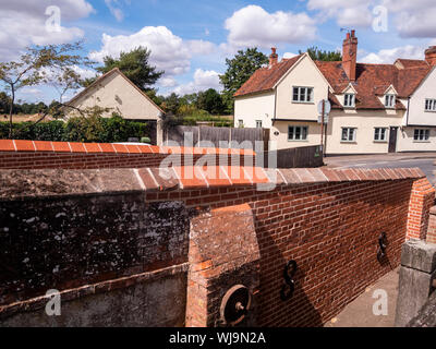 Il ponte in grande Bardfield Essex REGNO UNITO sopra il fiume Pantg riapre dopo la riparazione Foto Stock