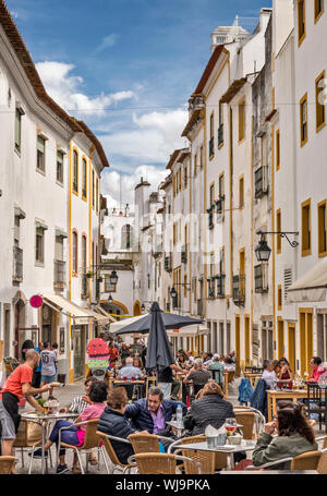 Caffè a Alcarcova de Baixo, Vicolo nel centro storico di Evora, Alentejo Central, Portogallo Foto Stock