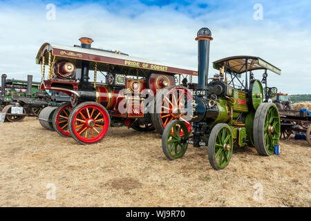 Un 1922 Burrell showman il motore 'Principessa Maria' e Aveling & Porter 1920 Motore di trazione al 2018 Bassa prosciutto Rally di vapore, Somerset, Inghilterra, Regno Unito Foto Stock