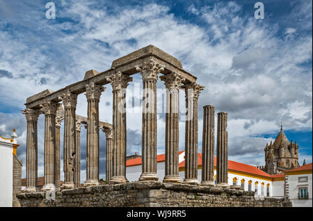 Il Templo Romano (Tempio di Diana), 1 ° secolo, in Evora, Alentejo Central, Portogallo Foto Stock