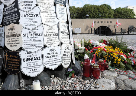 Varsavia POLONIA - l'entrata della prigione Pawiak utilizzato come centro di tortura dai Nazisti tedeschi in WW2 con lapidi per le vittime. Foto Stock