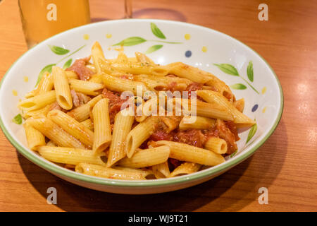 Pasta alfredo penne pomodoro con salsa di base nella piastra Foto Stock