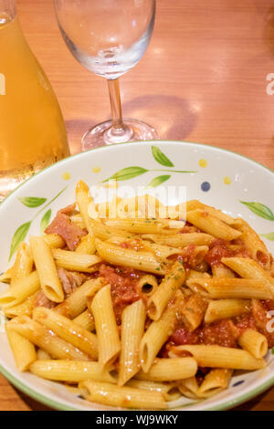 Pasta alfredo penne pomodoro con salsa di base nella piastra Foto Stock