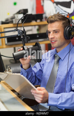 Ben vestito felice host radio la moderazione di seduta in studio presso il college Foto Stock