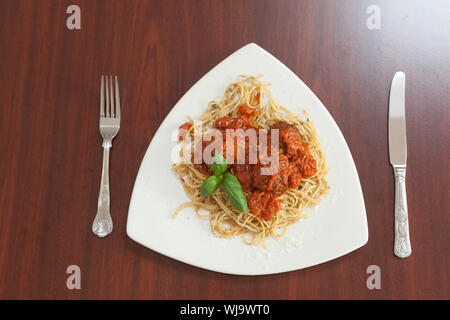 Vista aerea di spaghetti e polpette di carne sul tavolo di legno Foto Stock