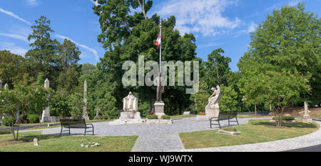 Statua a grandezza naturale segna la tomba del presidente confederato Jefferson Davis al Davis cerchio nel cimitero di Hollywood a Richmond, Virginia Foto Stock