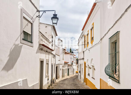 Travessa das Anjinhas, il passaggio nel centro storico di Evora, Alentejo Central, Portogallo Foto Stock