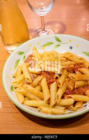 Pasta alfredo penne pomodoro con salsa di base nella piastra Foto Stock