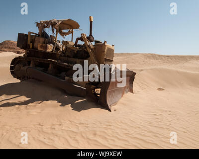 Un vecchio bulldozer abbandonati in mezzo al deserto in Arabia Saudita. Macchinari da costruzione