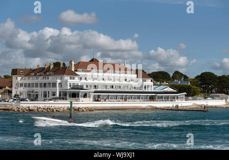 Barene, Poole, Dorset, Inghilterra, Regno Unito. Settembre 2019. La Haven Hotel, hotel a 4 stelle sul lungomare a banchi di sabbia che si affaccia sull'ingresso a Poole Foto Stock