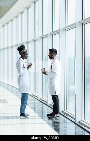 Coppia giovane di medici aventi pausa caffè Foto Stock