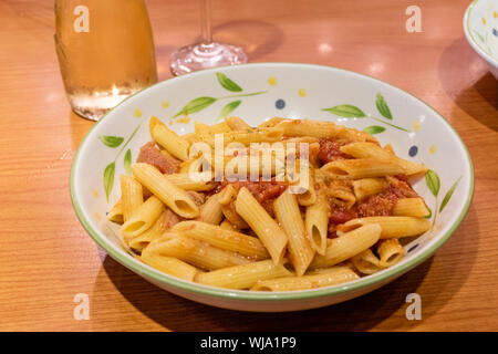 Pasta alfredo penne pomodoro con salsa di base nella piastra Foto Stock