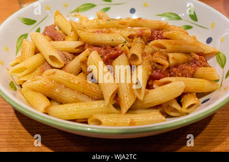 Pasta alfredo penne pomodoro con salsa di base nella piastra Foto Stock