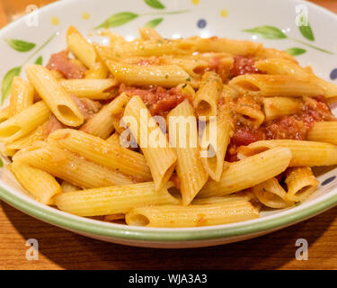 Pasta alfredo penne pomodoro con salsa di base nella piastra Foto Stock