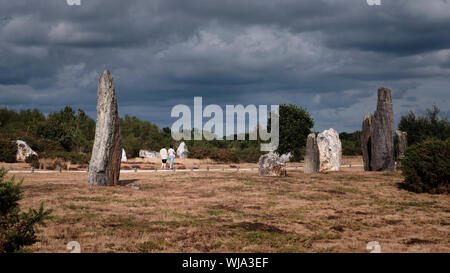 L'allineamento del sud di menhir a San Giusto, Bretagna Francia Foto Stock