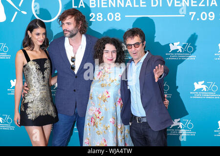 Venezia, Italia. 3 Sep, 2019. Direttore Atom Egoyan (1R) e altri membri del cast frequentare un photocall per il film "Ospite d'onore durante il 76° Festival del Cinema di Venezia a Venezia, Italia, il 7 settembre 3, 2019. Credito: Zhang Cheng/Xinhua/Alamy Live News Foto Stock