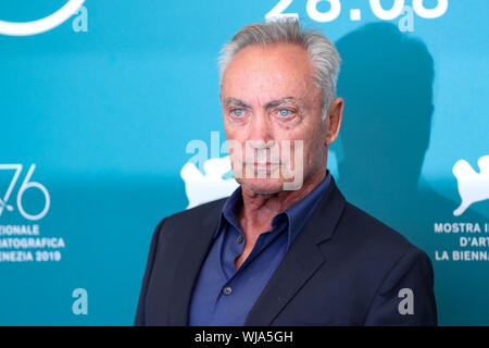 (190903) -- VENEZIA, Sett. 3, 2019 (Xinhua) -- attore Udo Kier assiste un photocall per il film "Il dipinto di uccello' durante il 76° Festival del Cinema di Venezia a Venezia, Italia, il 7 settembre 3, 2019. (Xinhua/Zhang Cheng) Foto Stock