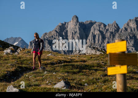 Una donna trekking vicino al rifugio Lacs Merlet nel Parc National de la Vanoise, la Vallee des Avals, Courchevel, Alpi francesi. Foto Stock