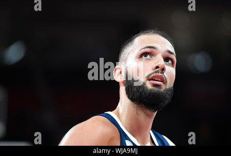 Shenzhen, Cina la provincia di Guangdong. 3 Sep, 2019. Evan Fournier di Francia reagisce durante il gruppo G match tra la Francia e la Giordania presso la FIBA World Cup 2019 in Shenzhen, Cina del sud della provincia di Guangdong, Sett. 3, 2019. Credito: Xu Chang/Xinhua/Alamy Live News Foto Stock