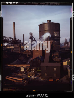 Hanna forni di grandi laghi Steel Corporation, Detroit, Michigan. Vista generale mostra serbatoio che memorizza il gas dal forno a coke. Edificio quadrato ed estensione nella terra di mezzo è dove il carbone è alimentato ad un nastro alimentatore e quindi trasferita in un luogo di deposito al di sopra del forno a coke. Il carbone viene poi gocciolata in tre invertiti contenitori a bottiglia e da lì direttamente alimentati in forni a coke Foto Stock