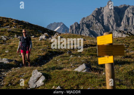 Una donna trekking vicino al rifugio Lacs Merlet nel Parc National de la Vanoise, la Vallee des Avals, Courchevel, Alpi francesi. Foto Stock