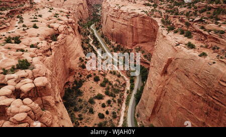 Piccola strada tra le montagne del Parco Nazionale di Zion Foto Stock