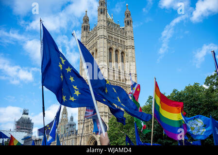 Come il Parlamento riprende dopo la pausa estiva i dimostranti si sono riuniti al di fuori, dimostrando contro il Primo Ministro Boris Johnson per la decisione di sospendere il Parlamento davanti al Brexit data del 31 ottobre. Molti credono che la prorogue consentirà il 'no deal' Brexit procedere incontrastato. Molti sono anche chiamando per un elezione generale, una estremità di austerità e per un secondo referendum su Brexit Foto Stock