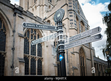 Seguire le indicazioni per il Teatro Reale e la Greene King Brewery nella parte anteriore del St Edmundsbury Cathedral, Bury St Edmunds, Suffolk, Regno Unito Foto Stock