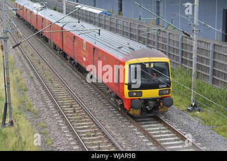 Classe 325 Royal Mail treno gestito da DB Cargo UK viaggi sulla linea principale della costa occidentale passato DIRFT Foto Stock