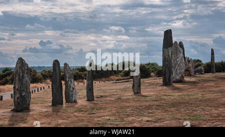 L'allineamento del sud di menhir a San Giusto, Bretagna Francia Foto Stock