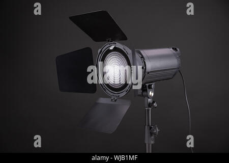 Professional lampada a led o flash con lente di Fresnel su sfondo nero Foto Stock