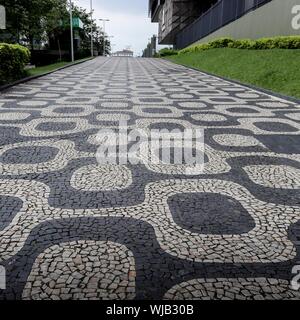 Bella foto di mosaico lastricato percorso nel mezzo Di edifici vicino alberi a Rio Foto Stock