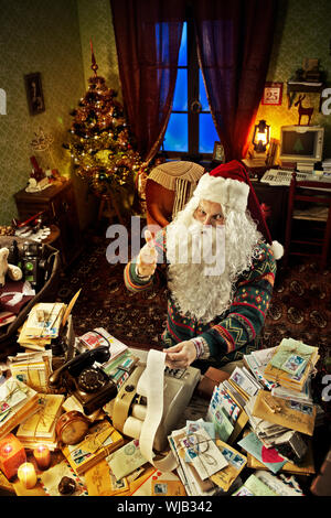 Ritratto di Babbo Natale mostra pollice in alto Foto Stock