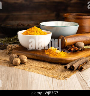 Asciugare la curcuma macinata in una ciotola e in un ambiente da cucina Foto Stock