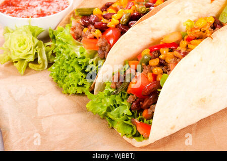 Coppia di tacos fresco sul tavolo. Il fuoco selettivo sulla parte anteriore sandwich taco Foto Stock