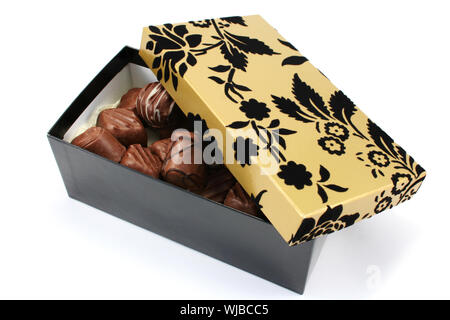 Fancy nero e oro confezione regalo con cioccolatini fatti a mano Foto Stock