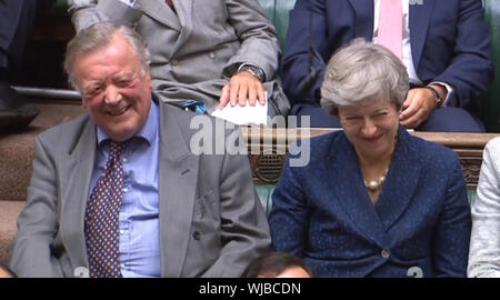 Kenneth Clarke ed ex primo ministro Theresa può guardare su come Primo Ministro Boris Johnson fa una dichiarazione ai parlamentari della Camera dei Comuni di Londra, sul vertice G7 di Biarritz. Foto Stock