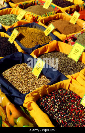 Un assortimento di spezie per la vendita su gli agricoltori francesi nel mercato Perigueux, Francia Foto Stock