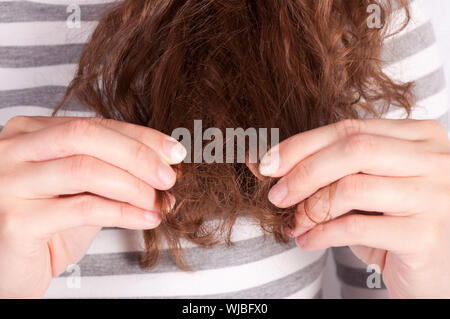 Femmina che mostra i suoi capelli rotto Foto Stock